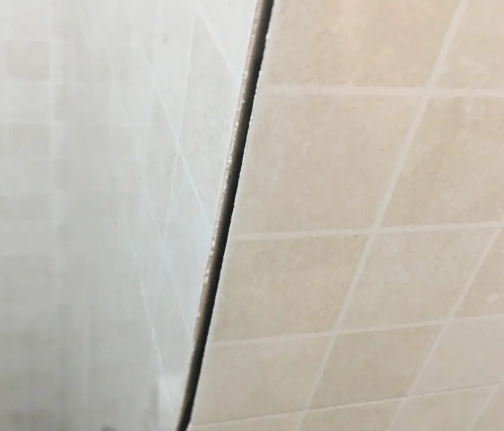 康平瓷砖空鼓维修公司分享阳台瓷砖脱落的修复过程可以分为以下几个步骤