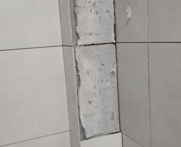 康平瓷砖空鼓维修公司分享下瓷砖施工前基层浇水润湿程度不足，可能导致以下问题